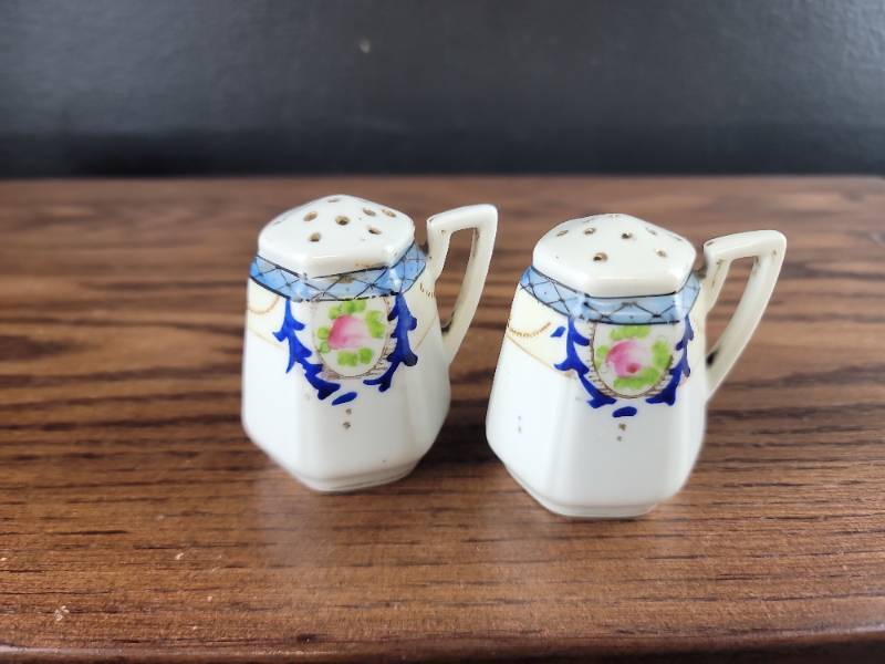 lot 2535 image: Hand-Painted Porcelain Salt and Pepper Shakers