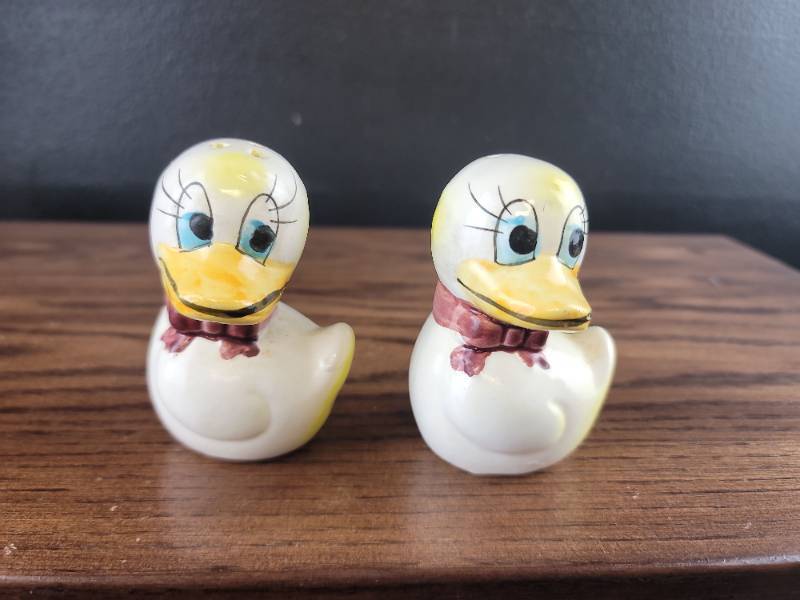 lot 2542 image: Ceramic Duck Salt and Pepper Shakers