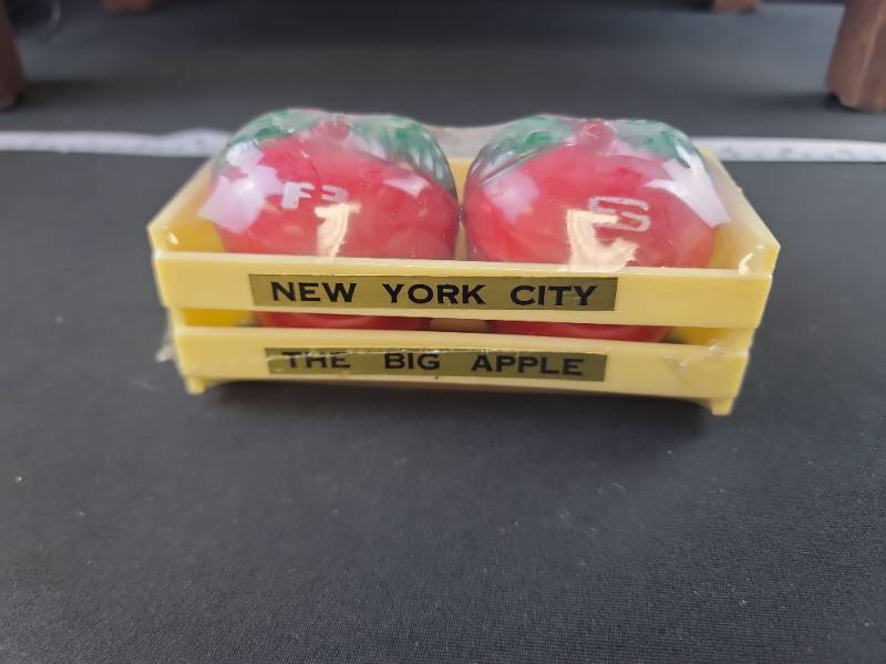 lot 2546 image: NYC Big Apple Salt and Pepper Shakers