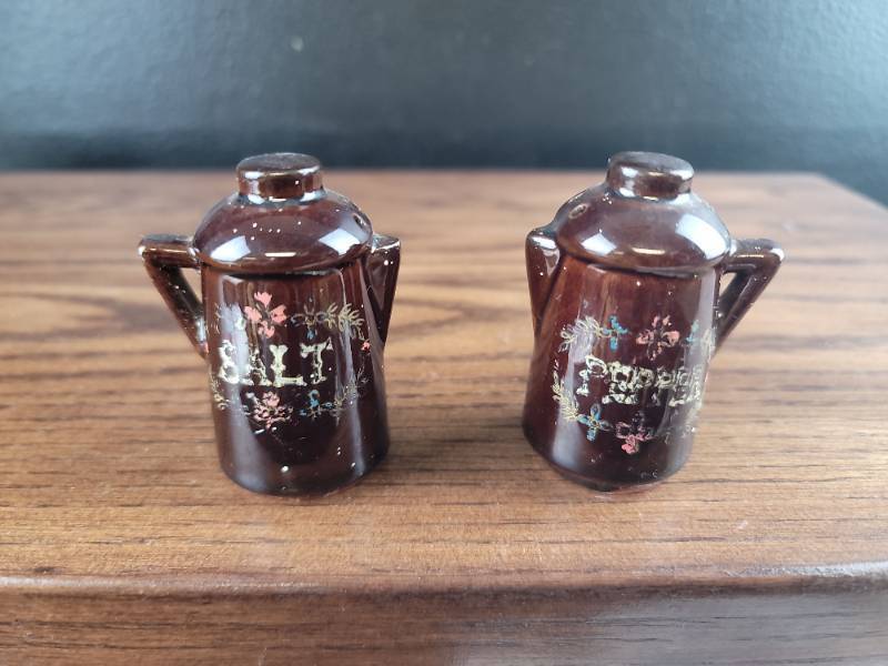 lot 2556 image: Decorative Brown Glass Salt and Pepper Shakers