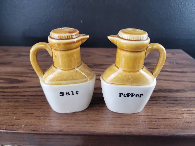 lot 2560 image: Yellow and White Ceramic Salt and Pepper Shakers
