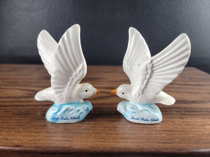 lot 2912 image: South Padre Island Seagull Salt & Pepper Shakers