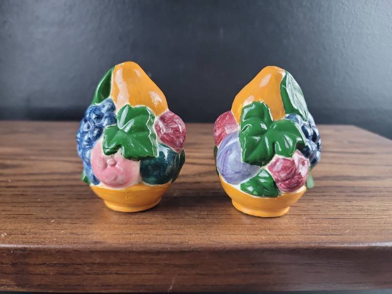 lot 2922 image: Ceramic Fruit Bowl Salt and Pepper Shakers