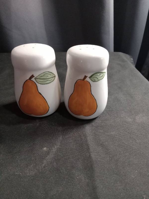 lot 2700 image: Pear Design Ceramic Salt and Pepper Shakers