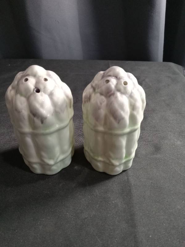 lot 2701 image: White Ceramic Salt and Pepper Shakers Set