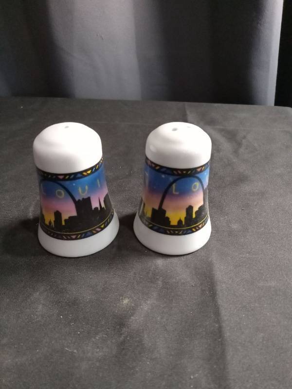 lot 2707 image: St. Louis Skyline Salt and Pepper Shakers