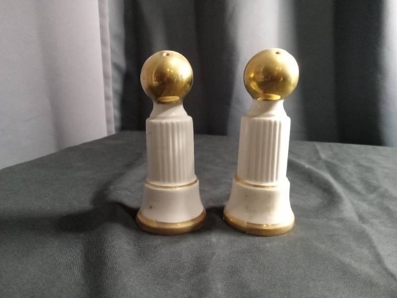 lot 2279 image: White and Gold Column Salt and Pepper Shakers