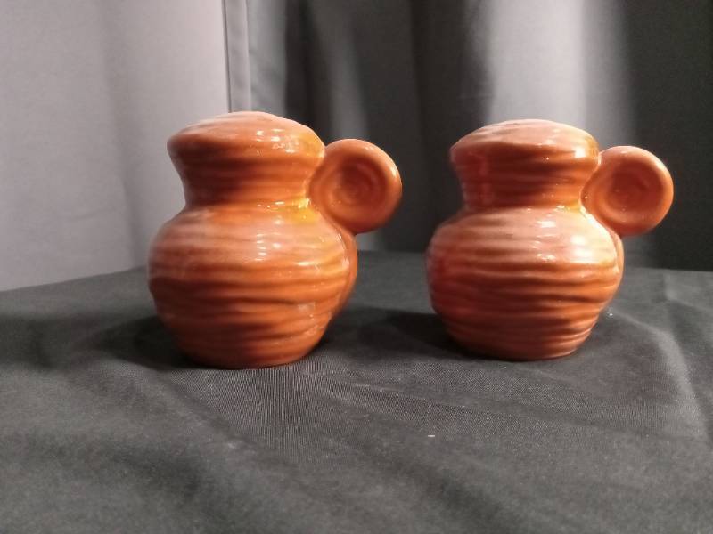 lot 2280 image: Ceramic Salt and Pepper Shakers