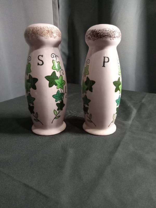 lot 2281 image: Ivy Pattern Salt and Pepper Shakers