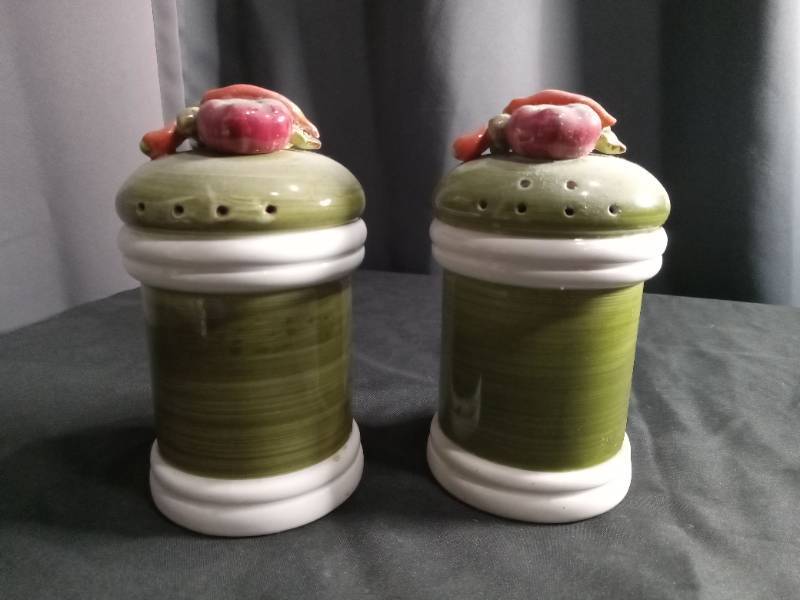 lot 2285 image: Ceramic Floral Salt and Pepper Shakers