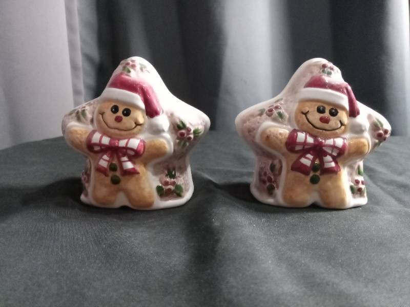 lot 2296 image: Holiday Snowman Salt and Pepper Shaker Set