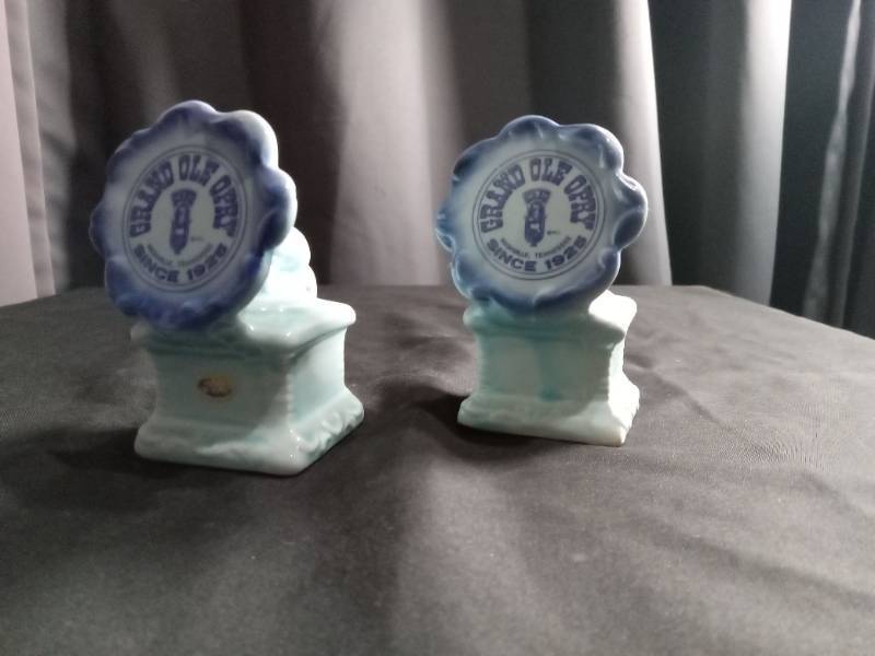 lot 2602 image: Grand Ole Opry Salt and Pepper Shakers