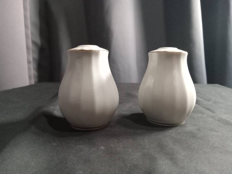 lot 2607 image: White Ceramic Salt and Pepper Shaker Set