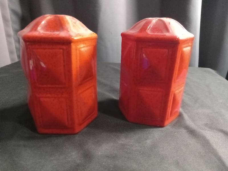 lot 2610 image: Red Ceramic Salt and Pepper Shakers Set