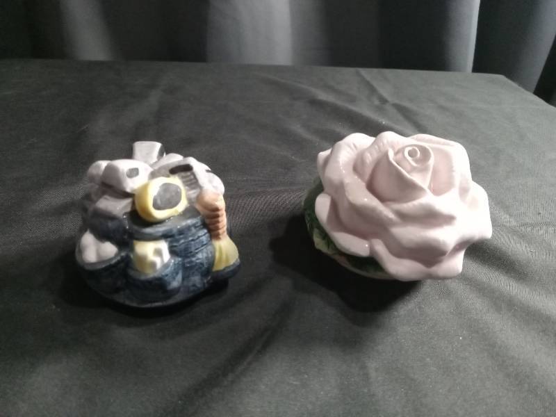 lot 2612 image: Ceramic Polar Bear Salt and Pepper Shaker Set
