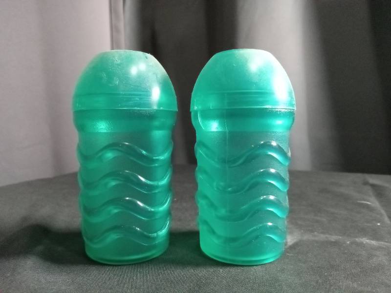 lot 2634 image: Teal Blue Plastic Salt and Pepper Shakers Set
