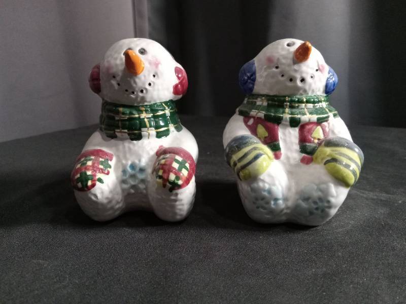 lot 2639 image: Ceramic Snowman Salt and Pepper Shakers