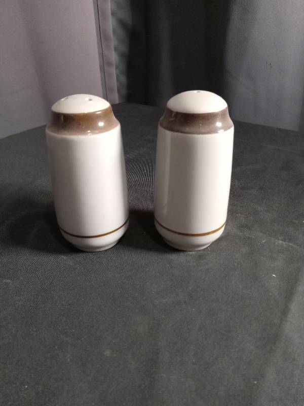 lot 2641 image: Japanese Ceramic Salt and Pepper Shakers
