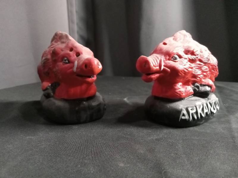 lot 2642 image: Arkansas Razorback Mascot salt and pepper shaker set