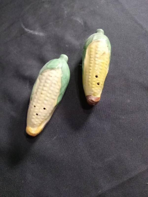 lot 2644 image: Ceramic Corn on the Cob Salt and Pepper Shakers