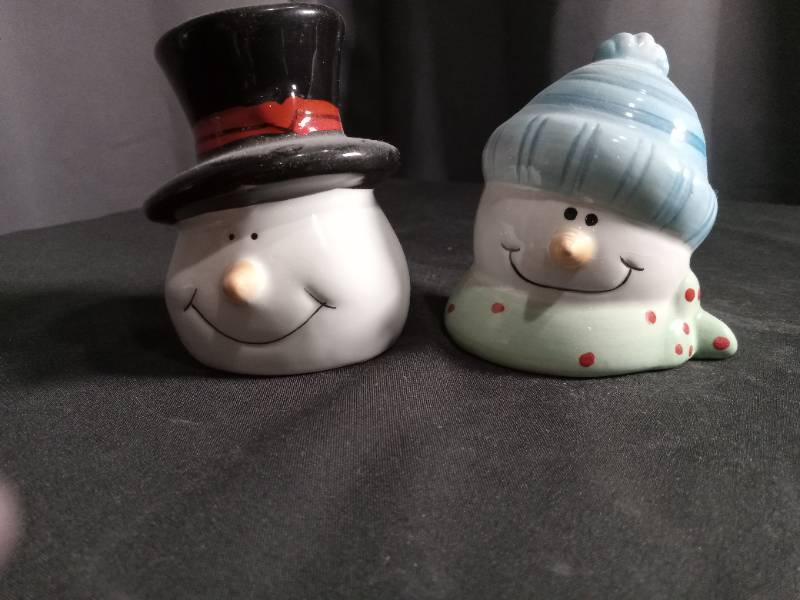 lot 2648 image: Ceramic Snowman Salt and Pepper Shaker Set