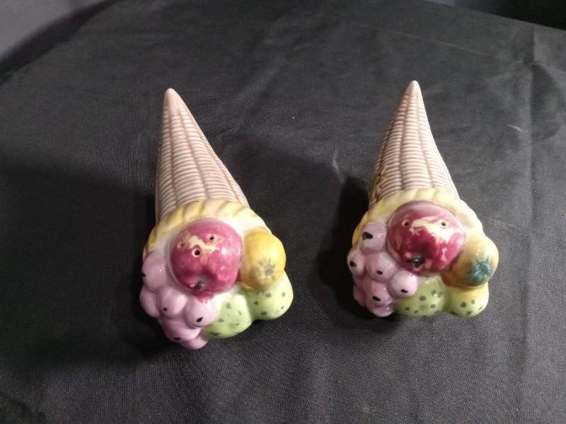 lot 2649 image: Decorative Cornucopia Salt and Pepper Shakers