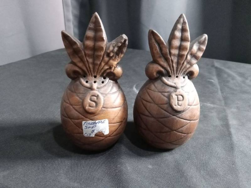 lot 2652 image: Pineapple Salt and Pepper Shakers Set