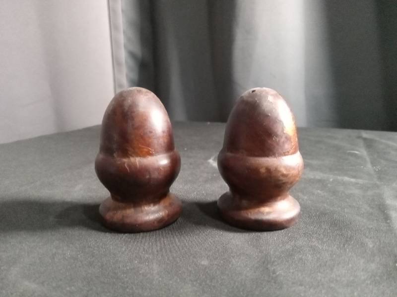 lot 2658 image: Wooden Salt and Pepper Shakers