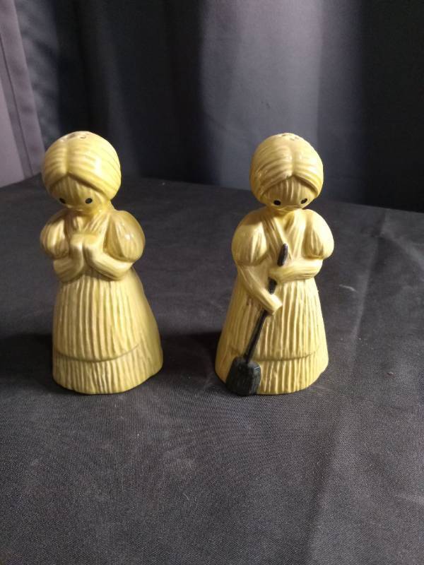 lot 2661 image: Ceramic Angel Salt and Pepper Shakers