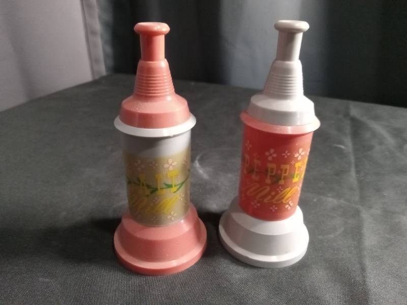 lot 2664 image: Salt and pepper Mill set