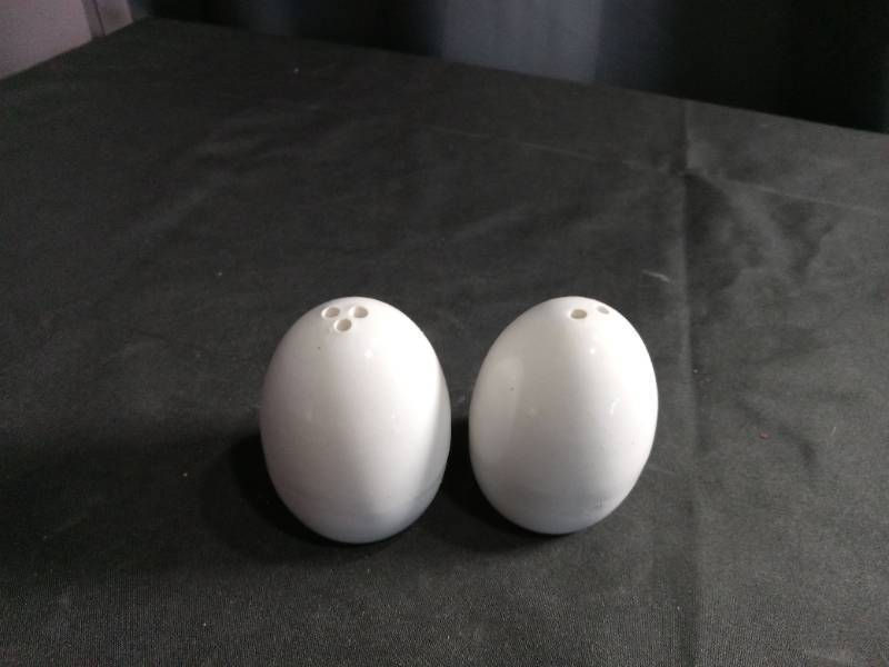lot 2668 image: White Ceramic Salt and Pepper Shakers
