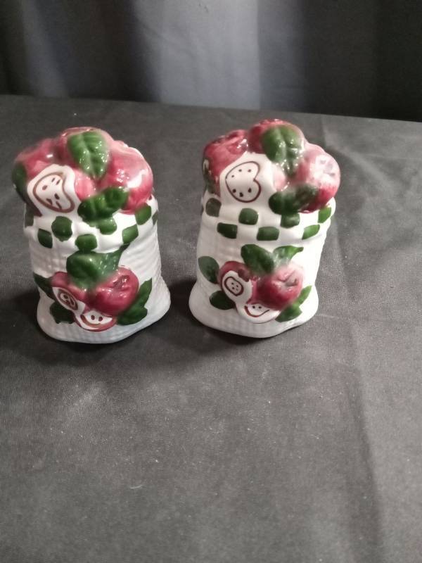 lot 2680 image: Apple Design Ceramic Salt and Pepper Shakers