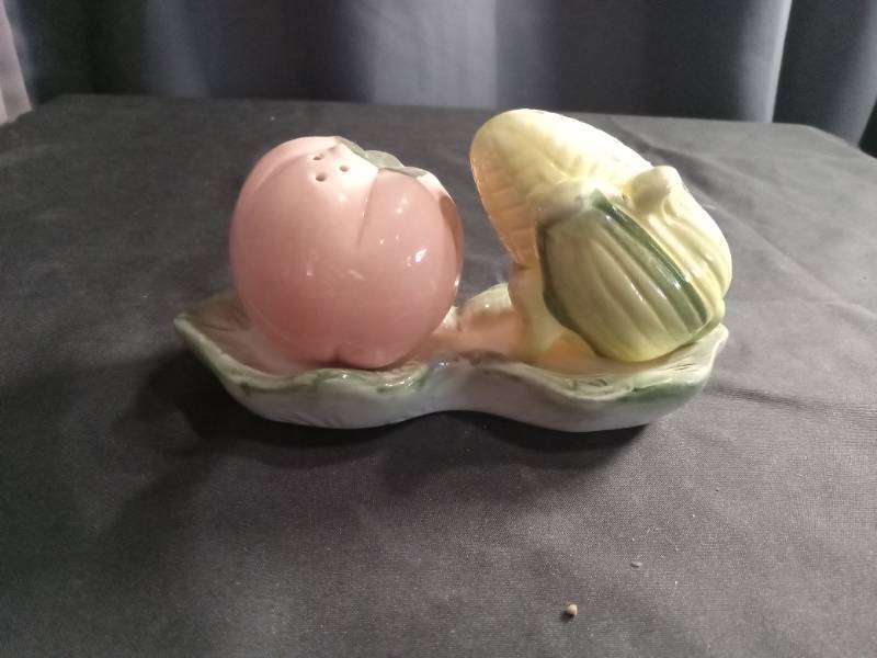 lot 2684 image: Ceramic Tomatoe and Lettuce Salt & Pepper Shakers with Tray
