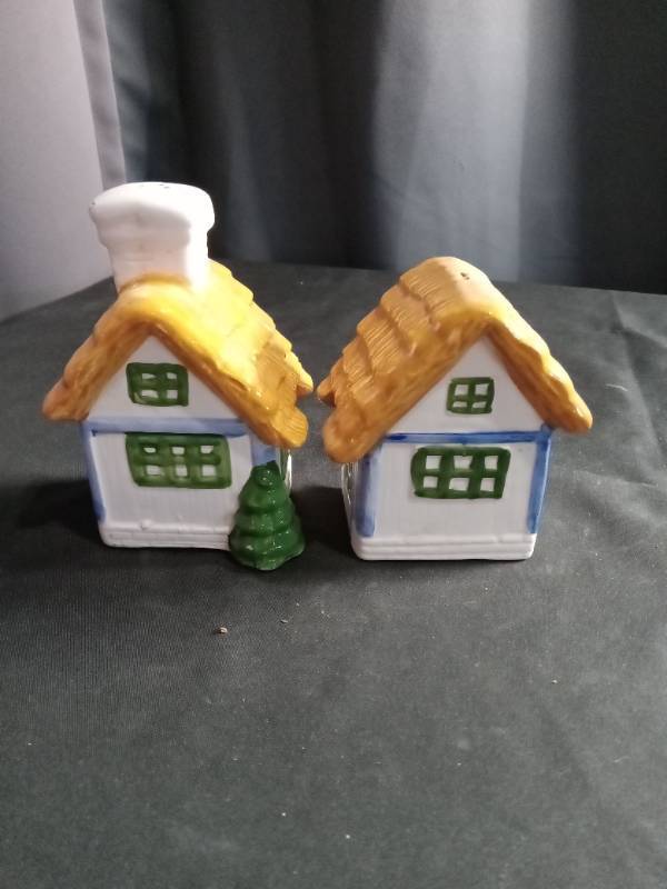 lot 2686 image: Ceramic Cottage Salt and Pepper Shakers