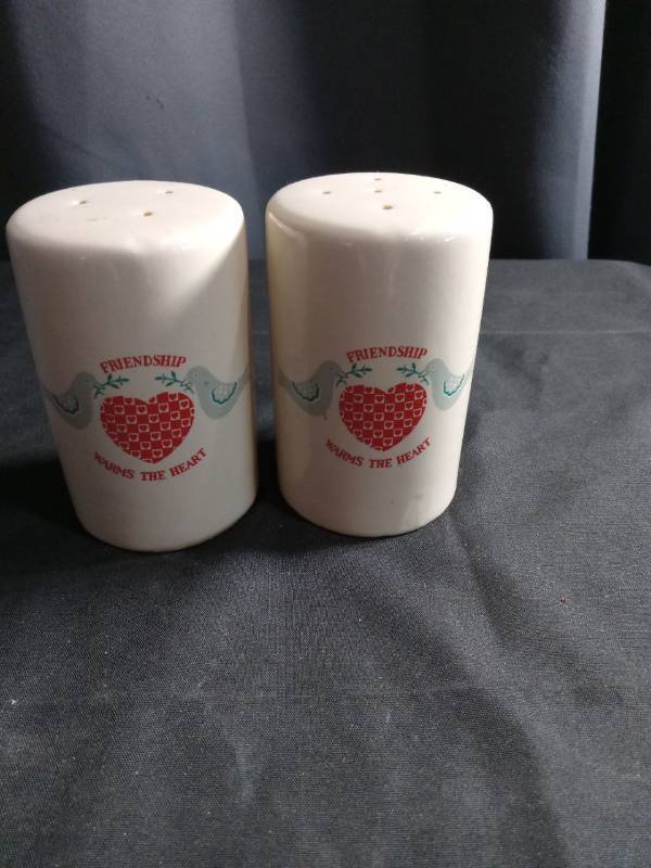 lot 2687 image: Friendship Heart Salt and Pepper Shakers Set