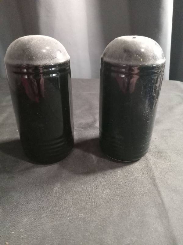 lot 2689 image: Black Ceramic Salt and Pepper Shakers