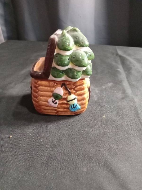 lot 2695 image: Decorative fishing basket Salt and Pepper Shaker Set