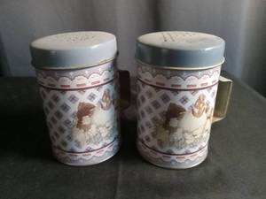 lot 3539 image: Metal Salt and Pepper Shaker Set with Chicken Design
