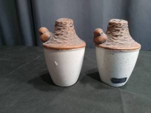lot 3540 image: Ceramic Owl Salt and Pepper Shakers Set