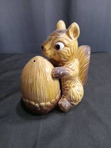 lot 3544 image: Ceramic Squirrel Salt and Pepper Shaker Set