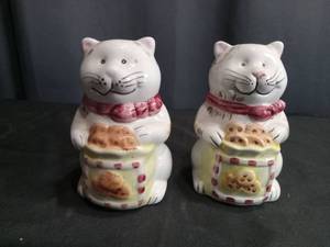 lot 3547 image: Ceramic Cat Salt and Pepper Shakers with Cookie Jar Design