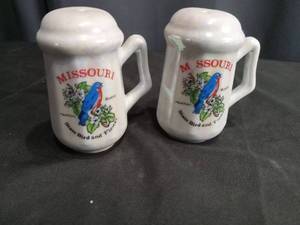 lot 3548 image: Missouri State Bird Bluebird Salt and Pepper Shakers Set