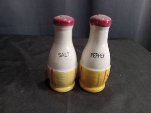 lot 3549 image: Ceramic Milk Bottle Salt and Pepper Shaker Set