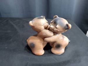 lot 4002 image: Van Tellingen Hugging Bears Salt and Pepper Shakers