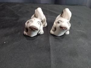 lot 4003 image: Ceramic Dog Salt and Pepper Shaker Set