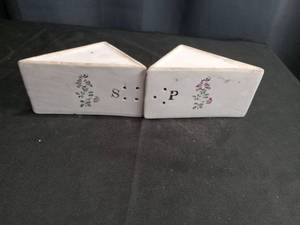 lot 4008 image: Ceramic Salt and Pepper Shakers with Floral Design