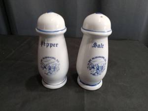 lot 4010 image: Mt. Rushmore Souvenir Salt and Pepper Shakers Set