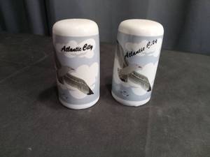 lot 4014 image: Atlantic City Seagull Salt and Pepper Shakers