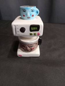 lot 4018 image: Novelty Face Coffee Cup Salt and Pepper Shaker Set