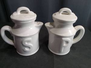 lot 4019 image: White Ceramic Salt and Pepper Shaker Set